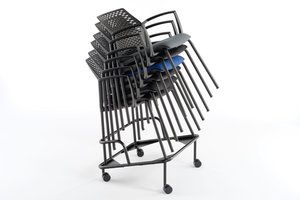 Gestapelt lassen sich die Armlehnenstühle leicht transportieren